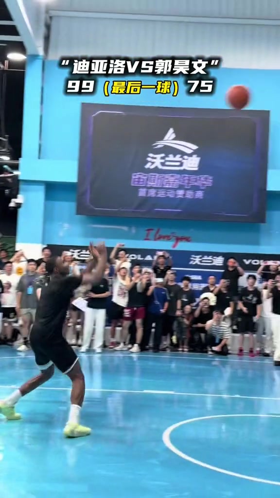 秀到飞起！迪亚洛空中360度劈扣绝杀 之前扣飞的打板空接更夸张